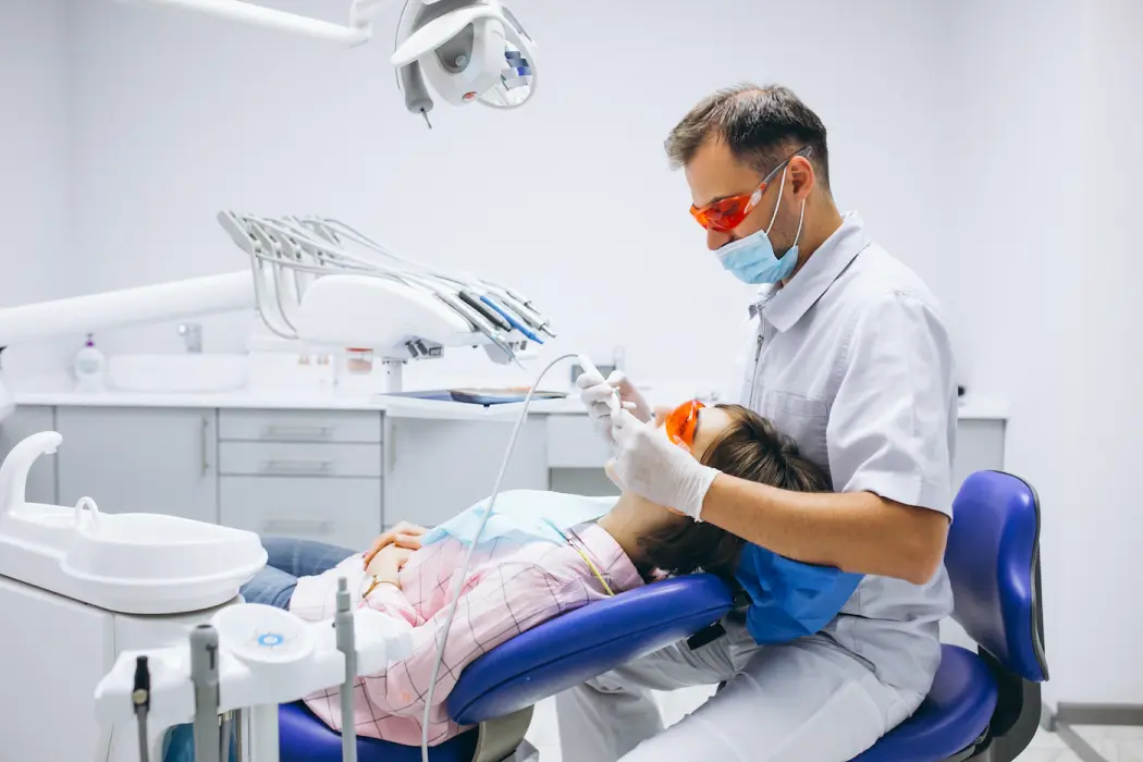 Jak periodontolodzy z Warszawy dbają o uśmiechy swoich pacjentów? Sprawdź, jakie zabiegi znajdziesz w ich ofercie