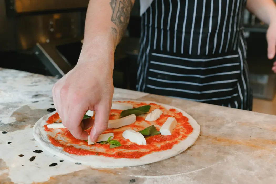 Produkty włoskie na pizzę, których nie może zabraknąć w twojej kuchni – od mąki po gotowe ciasto