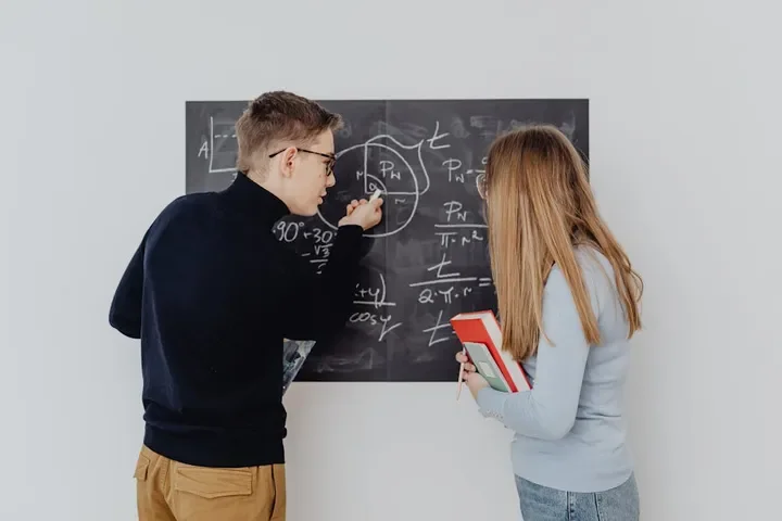 Jak obliczać zadania z prądu i obwodów elektrycznych? Praktyczne wskazówki