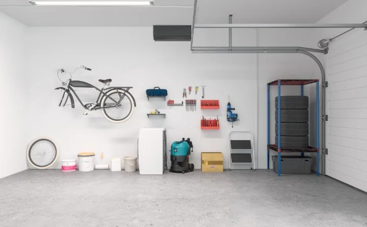 Obraz do artykułu: Garaż blaszany bez pozwolenia – co wolno, a co może cię zaskoczyć