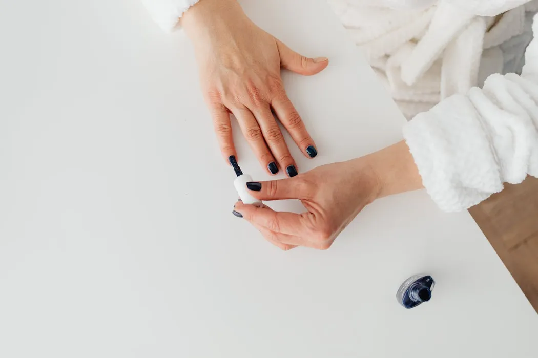 Popularne błędy przy wykonywaniu manicure hybrydowego