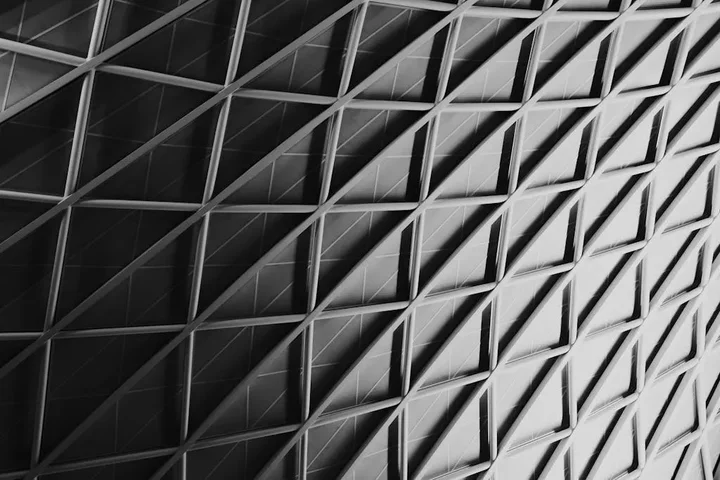 Zastosowanie taśm sprężynowych nierdzewnych — branże i przykładowe konstrukcje