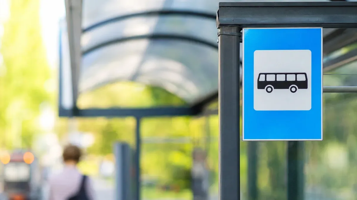 Przystanek Ratusz 02 zmieni miejsce. Autobusy zatrzymają się przed zatoką