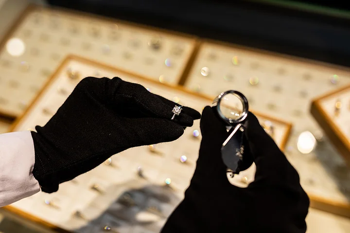 jak wybrać pierścionek zaręczynowy