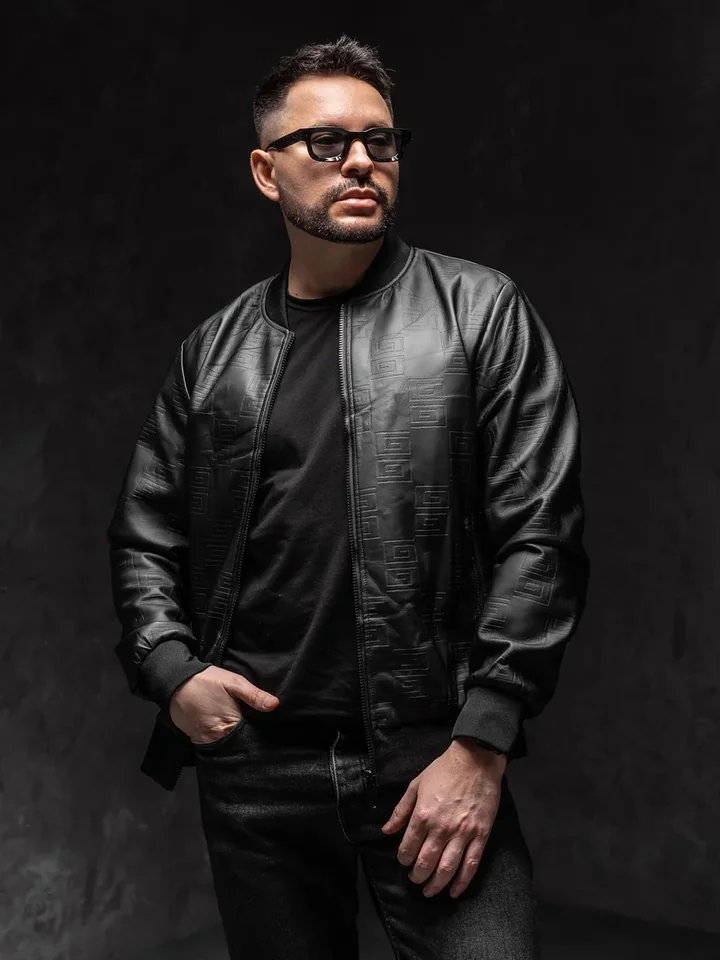 Czarna skórzana kurtka bomberka to męski klasyk w okresie jesiennym i wiosennym