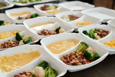 Dieta keto w cateringu pudełkowym - jak świadomie zaplanować zmianę jadłospisu?