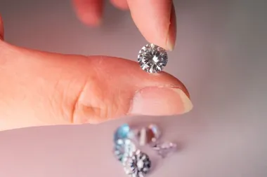 Najpopularniejsze rodzaje biżuterii z diamentami i ich charakterystyczne cechy