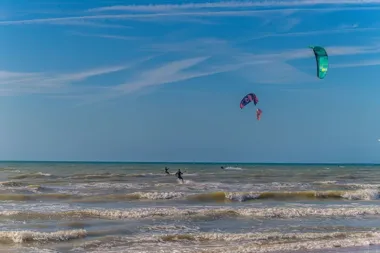Jakie są etapy nauki kitesurfingu? Od pierwszego kontaktu z latawcem do samodzielnego pływania