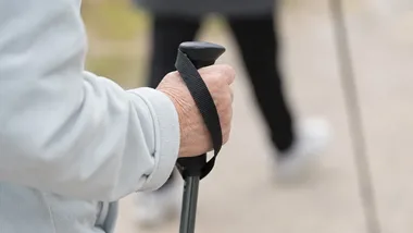 Seniorzy ruszą z kijkami. Instruktor i sprzęt będą w Kobylnicy