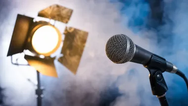 Uczestnicy ŚDS w Kępicach zaśpiewali „Złoto” Mroza na scenie