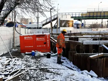 Jakie pompy można wypożyczyć w Poznaniu na potrzeby odwodnienia placu budowy?
