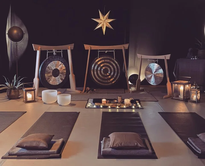 Grafika promocyjna wydarzenia Koncert na gongach Słupsk — sesja dźwiękowa przed Nowym Rokiem