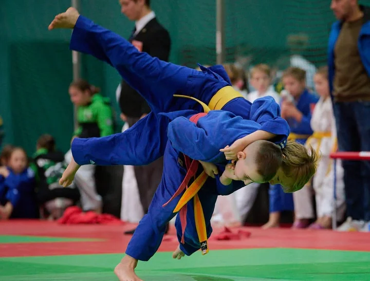 Obrazek przedstawia grafikę promocyjną wydarzenia Międzynarodowy turniej judo dla dzieci i młodzików w Słupsku
