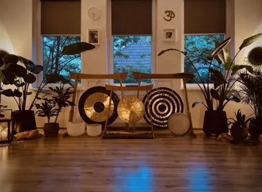 Grafika promocyjna wydarzenia Koncert na gongach Słupsk – wieczorny relaks