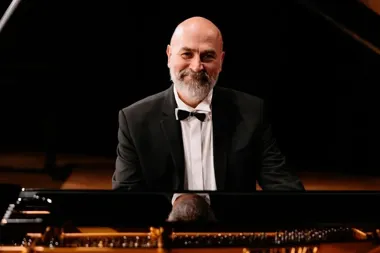 Grafika promocyjna wydarzenia Kameralne środy. Dźwięki aMuz w Filharmonii w Słupsku — recital fortepianowy Pawła Rydla