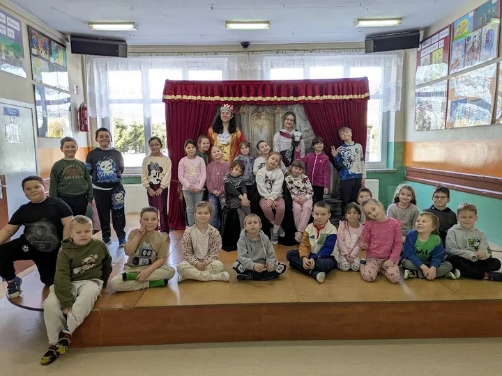 Teatr w szkołach Damnicy – spektakle uczą o zagrożeniach i relacjach młodych ludzi