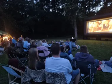 Kino pod chmurką w Damnicy przyciągnęło widzów. Padła deklaracja kolejnych seansów