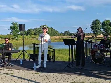 Muzyka nad stawkiem Łosia. Publiczność wyśpiewała artystom bis