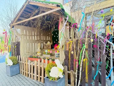 Kurnik w centrum Damnicy zamiast szopki zaskoczył przechodniów