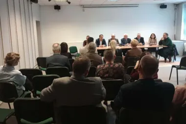 Ciężki sprzęt jedzie, a drogi pękają. Samorządowcy domagają się napraw