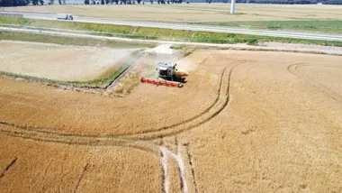 Żniwa w okolicach Damnicy wymagają wysiłku i ostrożności
