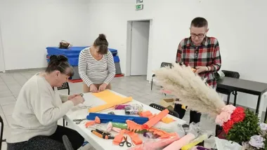 Świąteczne warsztaty łączą dzieci, dorosłych i seniorów w gminnych salach