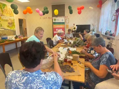 Seniorzy z Domaradza wrócili do zajęć. Z suszu powstały stroiki