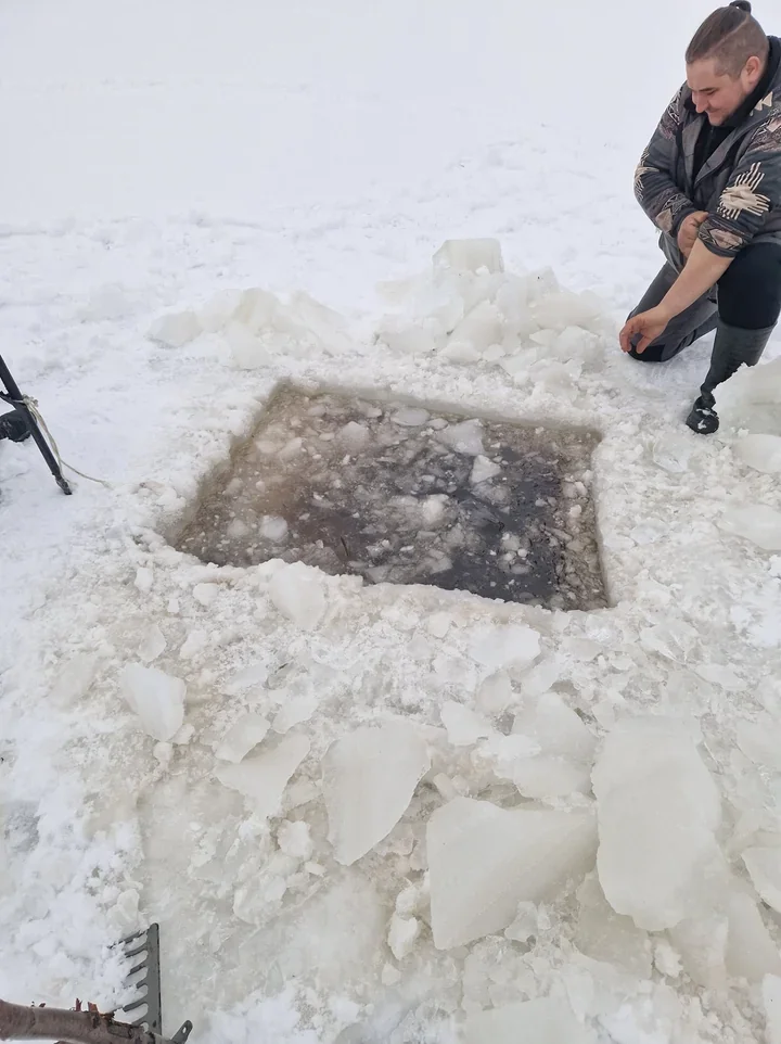 Wędkarze z Okonia Damno przezimowali ryby dzięki szybkiej akcji i sprzętowi