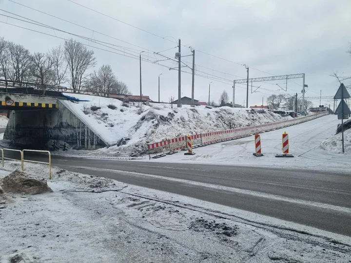 W Damnicy zamknięto przejazd pod wiaduktem – ruch poprowadzono objazdem przez teren PKP