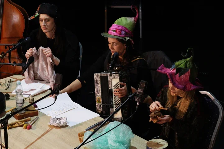 Muzyka i codzienne przedmioty przemówiły na premierze „Człowiek i wiedźma” w GOK