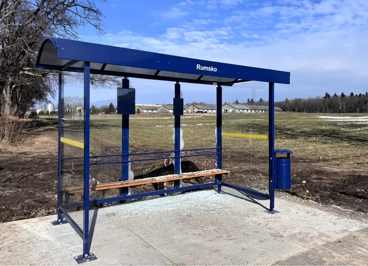 Nowe szklane przystanki niszczone – kto zapłaci za szybę za 800 zł?