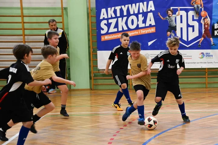 Młodzi piłkarze walczyli do ostatniego gwizdka – turniej klas I–IV na hali