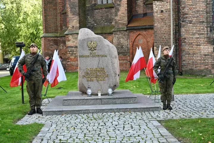 Salwa honorowa i apel pamięci w Słupsku. Uroczystości pod pomnikiem