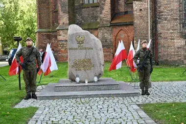 Salwa honorowa i apel pamięci w Słupsku. Uroczystości pod pomnikiem