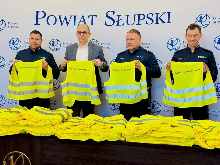 300 kamizelek od Starostwa - policjanci w Słupsku będą rozdawać je mieszkańcom podczas patroli