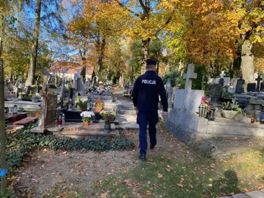 Tłok przy cmentarzach, puste mieszkania. Policja w Słupsku przypomina o zasadach