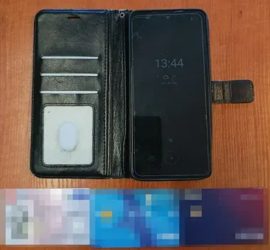 59-latek z Słupska miał cudzy telefon - zapłacił znalezionymi kartami