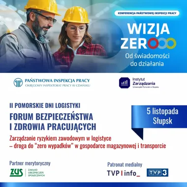 Dwie osoby w żółtych kaskach ochronnych oglądają ekran laptopa w przestrzeni przemysłowej, na plakacie reklamującym konferencję o bezpieczeństwie pracy w logist