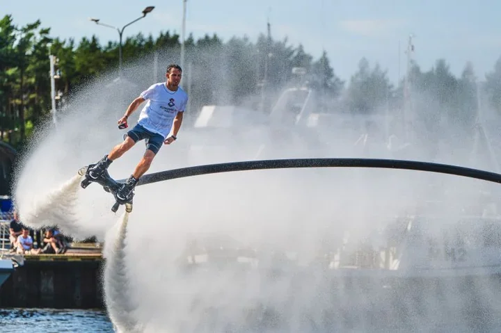Wakacyjny tydzień w Ustce z mocnym finałem. Nocny pokaz flyboardu w porcie