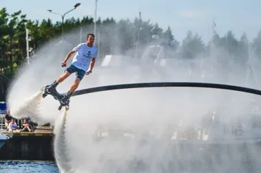 Wakacyjny tydzień w Ustce z mocnym finałem. Nocny pokaz flyboardu w porcie