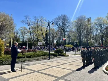 Biało-czerwona na ulicach Ustki. Święto zakończył barwny przejazd