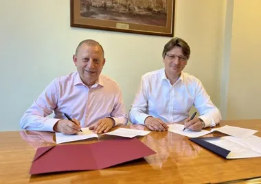 Ustka i Uniwersytet Pomorski łączą siły. W tle wiatraki na Bałtyku