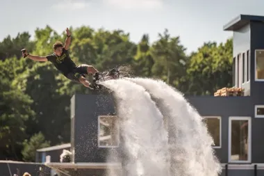 Flyboard nad kanałem portowym. Ustkę czeka nocny pokaz