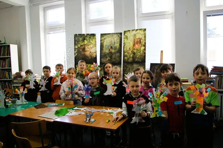 Ferie w bibliotece zamieniły Ustkę w pracownię gier, ilustracji i zagadek